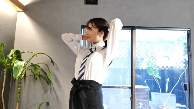 近所のカフェでアルバイト… 窮屈制服カフェ