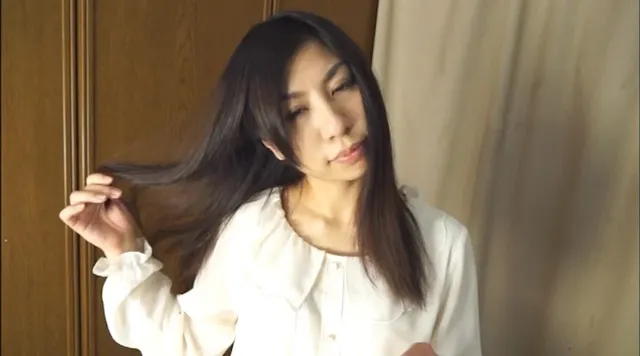 女性の頭部をじっくり舐め… 毛髪悪戯団ヘアベアーズのロングヘアー悪戯 no.11