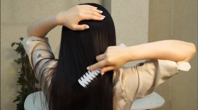 女性の頭部をじっくり舐め… 毛髪悪戯団ヘアベアーズのロングヘアー悪戯 no.12