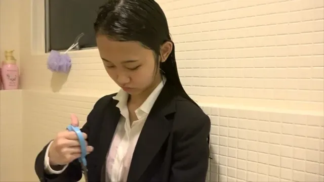 就活娘がストレス解消のた… 就活女子のリクルートスーツ切り裂き（3）