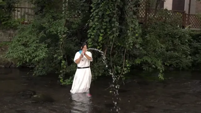 純白のワンピース制服で川… ワンピース制服・ウェット3