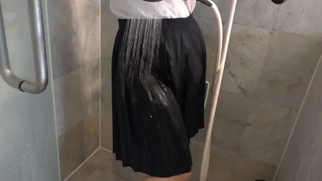 女子生徒の紺プリーツ制服… 紺プリーツ制服ウェット1