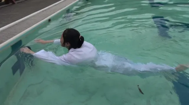 水中とは真逆の競泳。… 三つ巴部活着水泳