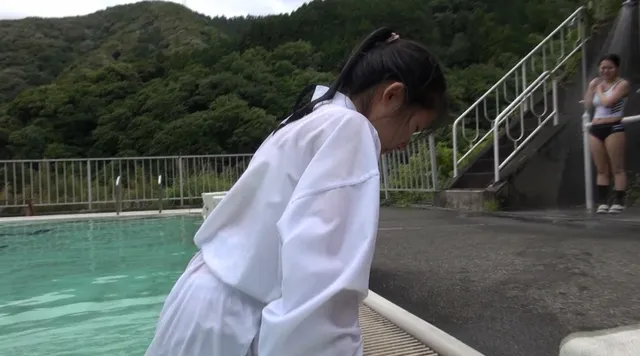 競泳後は癒しのアイシング… 三つ巴部活着シャワー