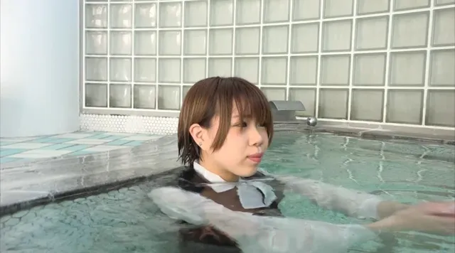 ボウタイブラウスがかわい… 新入女子社員の着衣水泳研修（2）［後編］