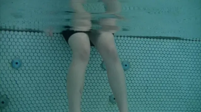 本作品は「新入女子社員の… 【水中編】新入女子社員の着衣水泳研修（3）