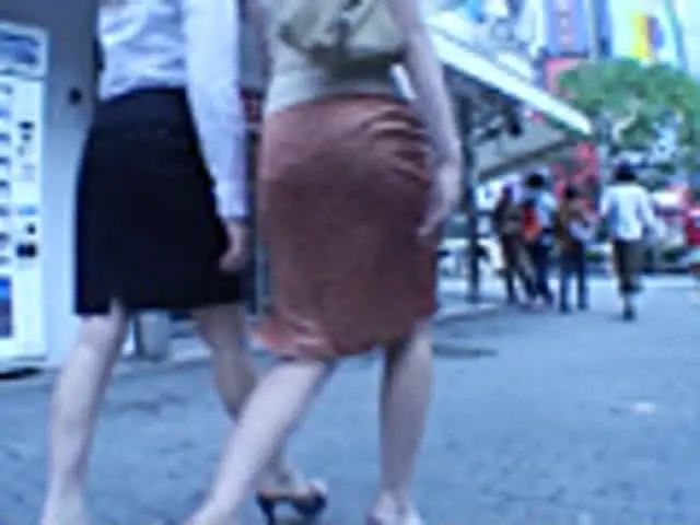 パンツが見えそで見えない… 街角スリットガール