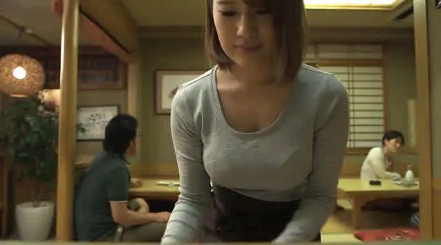 おっぱいが大きい女性店員… ピチピチな制服で接客させられた巨乳店員
