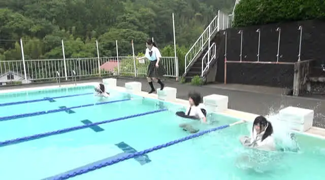 制服水泳大会第六種目。夏… 夏服50M（4人同時）