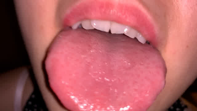 幅広の丸舌w舌ブラシを使… 水沢つぐみの白いカス踊る舌苔採取