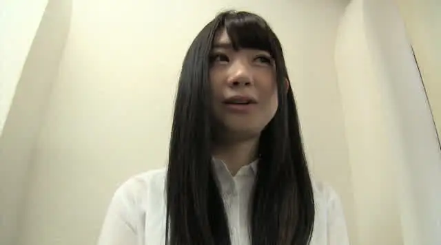 本物パンツと生履き映像を… 内緒でパンツを売ってマ●コを見せる女 OL・あゆな虹恋