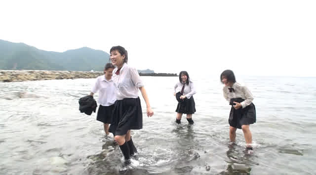 上着を脱いでからは彼女達… 気分は真夏の海開き