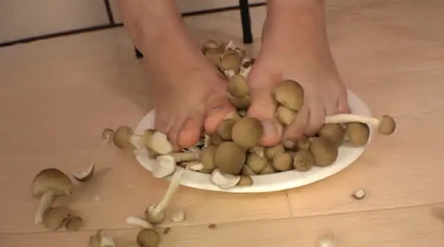【本日のメニュー】しめじ… お嬢様校JK かりんちゃんの裸足でスィーツクラッシュ！