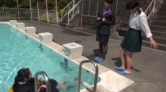 興味津々の同級生との着衣… 乱入者と水泳訓練