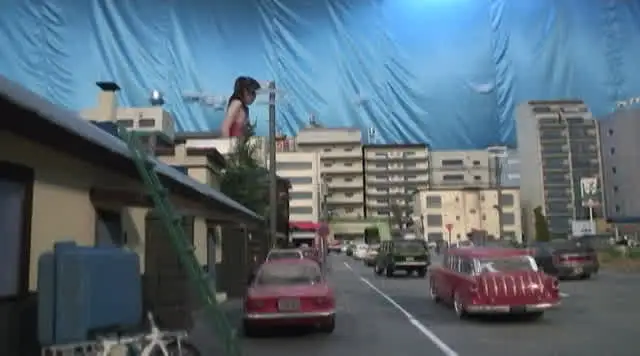 渋滞で混雑する市街地。そ… THE GIANTESS5