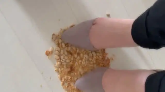 第5弾はハイヒールで豆を… 復刻版アマチュアCRUSH 5