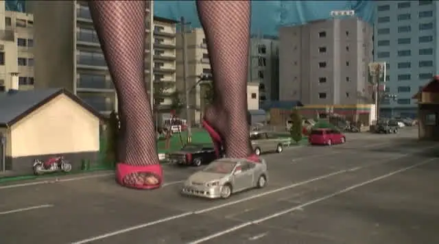 赤い服にハイヒールを履い… GIANTESS IN RED