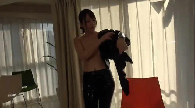 洋服を脱ぐとラバーパンツ… Rubber Suit Lovers～卑猥なラバーフェチ美女の日々～