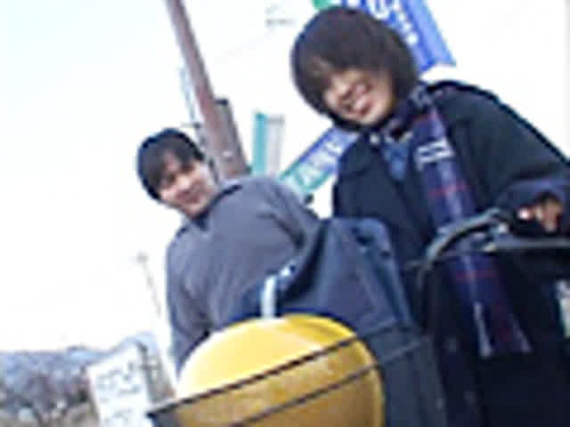 大自然で育った純粋な女子… 放尿通学路