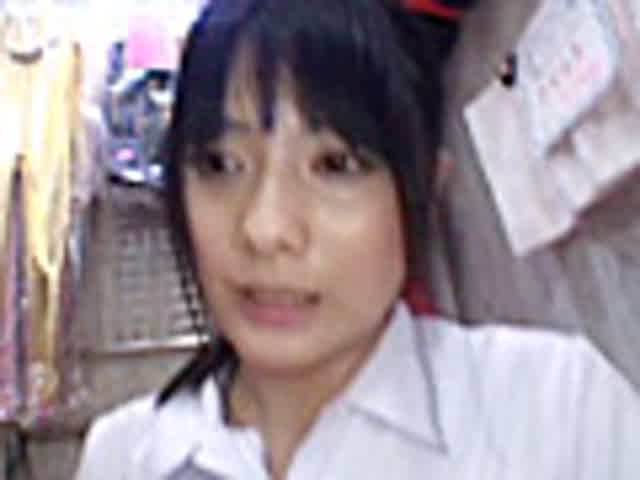 ロリ顔でなにをされても言… やらしい女の子