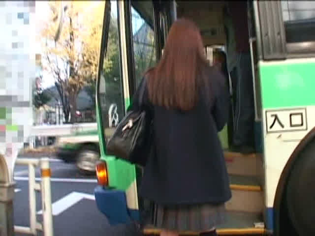 突然の痴漢に驚き、硬直し… 痴漢に感じすぎてお漏らししてしまう敏感女子校生2