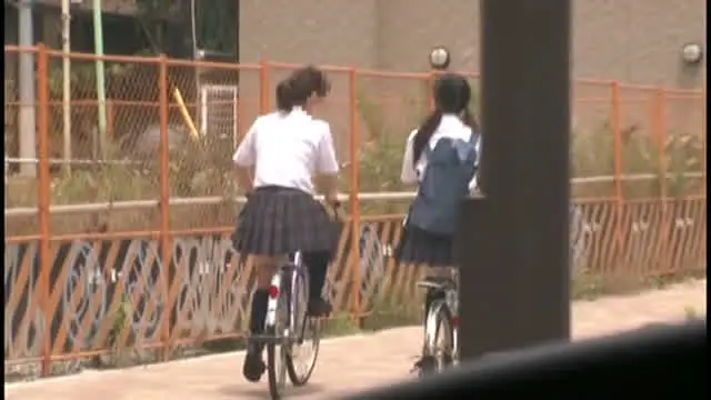 女子校生の自転車のサドル… 媚薬を塗られ我慢できずサドルオナニーをする女子校生