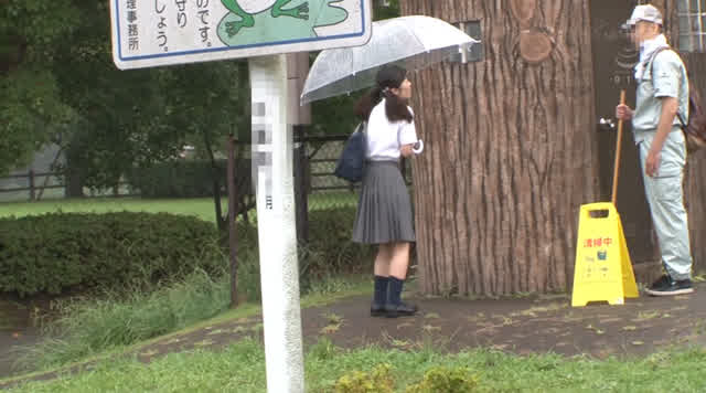 トイレが使えずに野外でオ… リードを引っ張られガニ股でイキ漏らすJK2