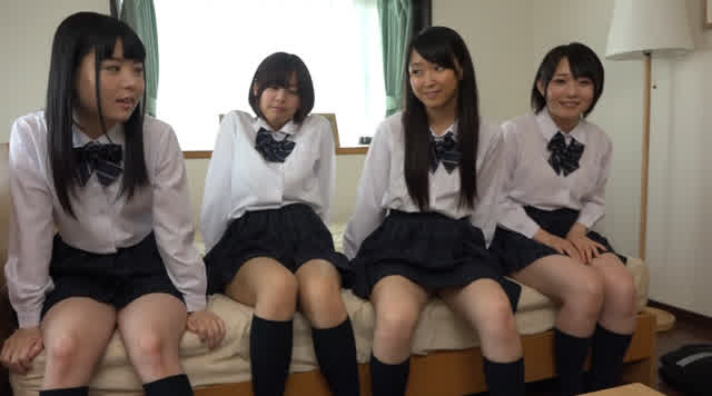 クラスメイトが勉強を教え… クラスメイトのパンチラがすぐそこに。