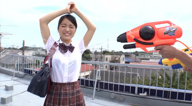 学校帰りのイマドキ女子校… 女子○生が強力水鉄砲でびしょびしょ濡れスケ体験！
