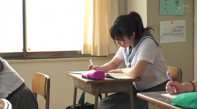 スカートから伸びる脚…裾… あの頃、制服美少女と。 桃井春香