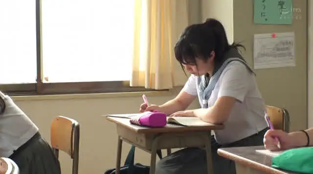 スカートから伸びる脚…裾… あの頃、制服美少女と。 桃井春香