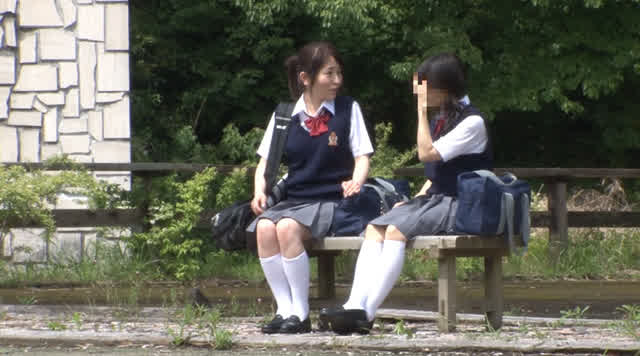 オシッコを我慢できずトイ… 尻肉を掴まれ後ろから即ハメされた女子校生