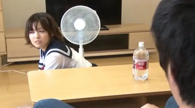 猛暑のある日、女子校生の… パンツに扇風機を当てている制服姿を見ていたら…3