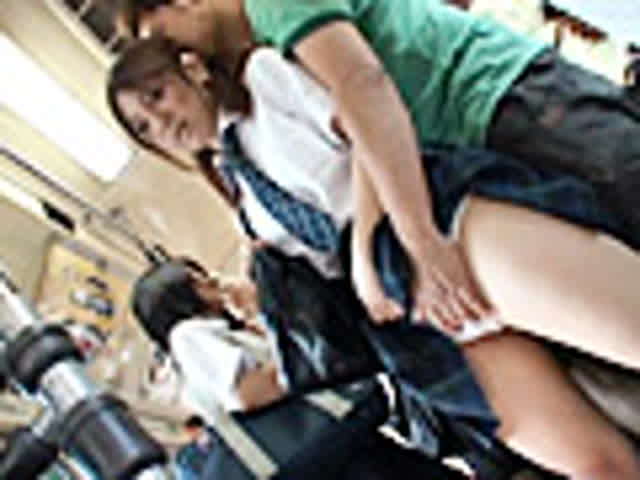 痴漢をされるも周りにバレ… 痴漢に感じすぎてお漏らししてしまう敏感女子校生