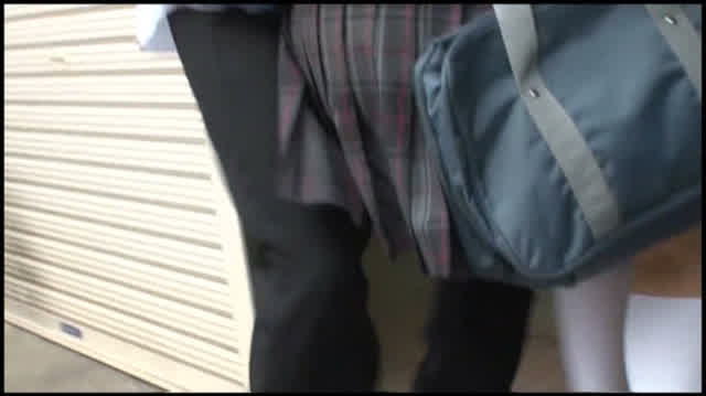 突然2人組の男子校生に襲… 媚薬を塗った手錠の鍵はマ●コの中