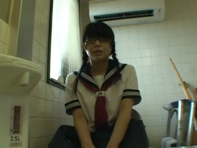 罪を犯した少女を脅して性… 制服折檻 第三巻