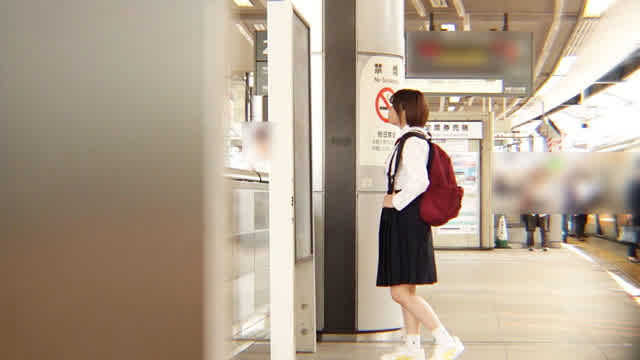 平日の真っ昼間に制服を着… 修学旅行で迷子になった少女に声をかけたら処女でした。