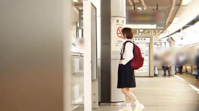 平日の真っ昼間に制服を着… 修学旅行で迷子になった少女に声をかけたら処女でした。