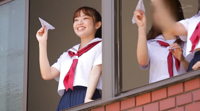 スカートから伸びる脚…裾… あの頃、制服美少女と。 林愛菜
