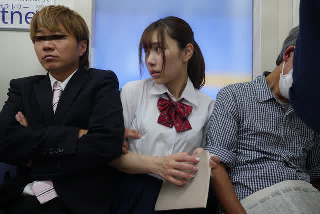 通学途中の女子校生の太も… 満員電車で目の前に座るJ○にフル勃起を見せつけたら