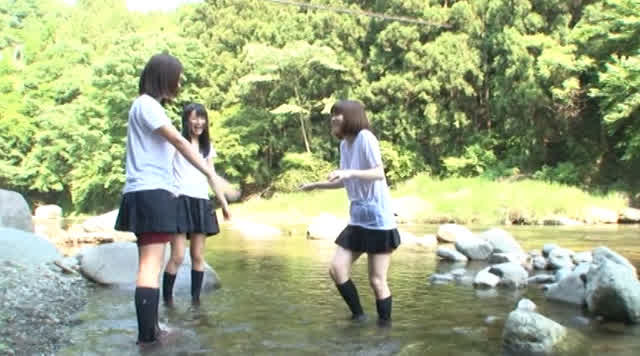 川辺で無邪気に遊ぶ女子校… 田舎の純真な女子校生が服を脱ぐのも忘れてズブ濡れに2