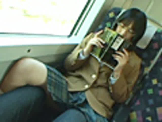 脚と脚を交差させないと座… 対面座席で脚を絡ませても抵抗しない女子校生