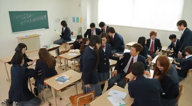 寄り画中心の既存AVに対… 全てを見渡す超展望アングル 3年B組 大乱交学園