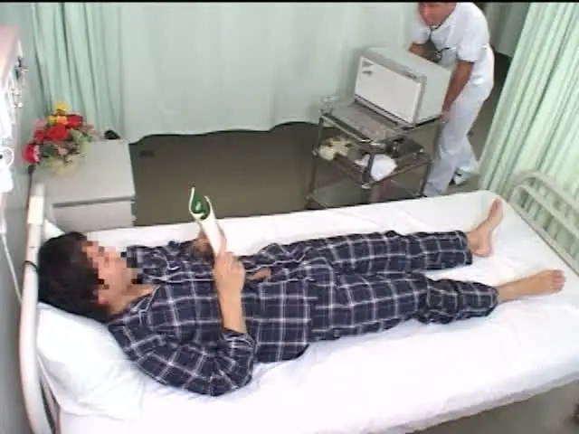 ギン起ちチンポをわざとイ… ギン起ちチンポをわざと見せたら ガチムチ看護師編
