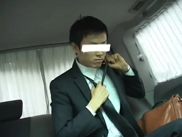 街で声を掛けてエッチな事… スーツが似合うリーマンノンケを金で脱がして射精させる