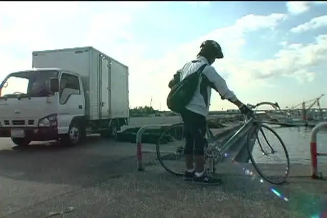 自転車を走らせる青年。と… 性欲処理現場～トラック野郎と傷心青年の出会い～