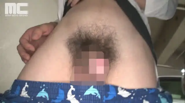 駐車場でノリの良い瑛士に… ウエ○ツ似、19歳！快くオナニーを見せてくれました！