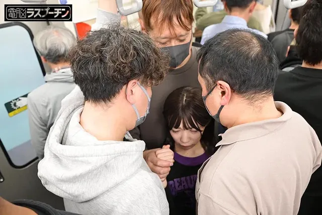 ターゲットは楽しそうにお… ちっちゃい女の子を3人で卑劣巨漢集団3 日向由奈