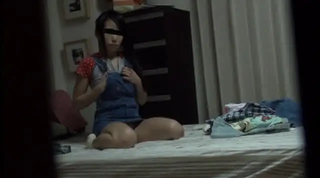 自分の娘のオナニー姿を盗… 盗撮！ 私の小●生娘のオナニー見てください