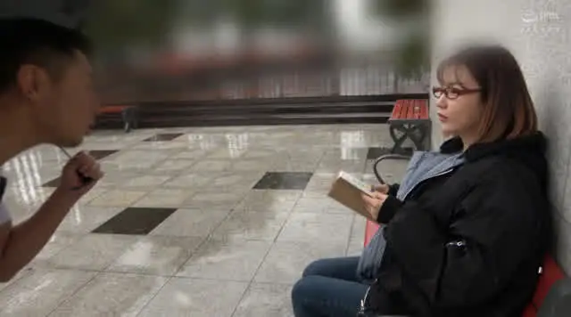 降りしきる雨の中で読書す… 韓国で見つけた雨の中で読書する不思議な彼女